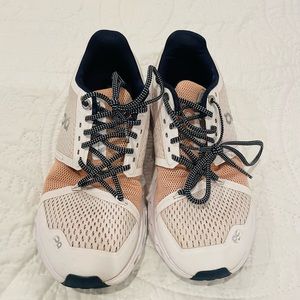 On cloud womens sz 6.5